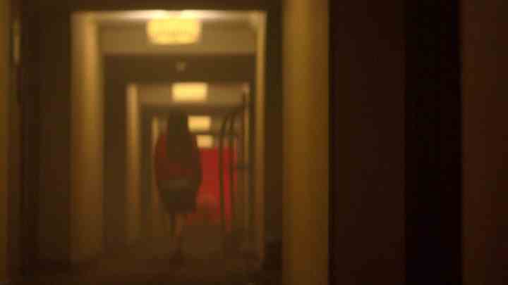 Crime Scene: The Vanishing at Cecil Hotel'de bir kadın koridorda yürüyor