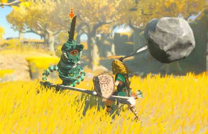 Link, The Legend of Zelda: Tears of the Kingdom'da kaynaşmış bir silahla bir Yapı ile savaşır.