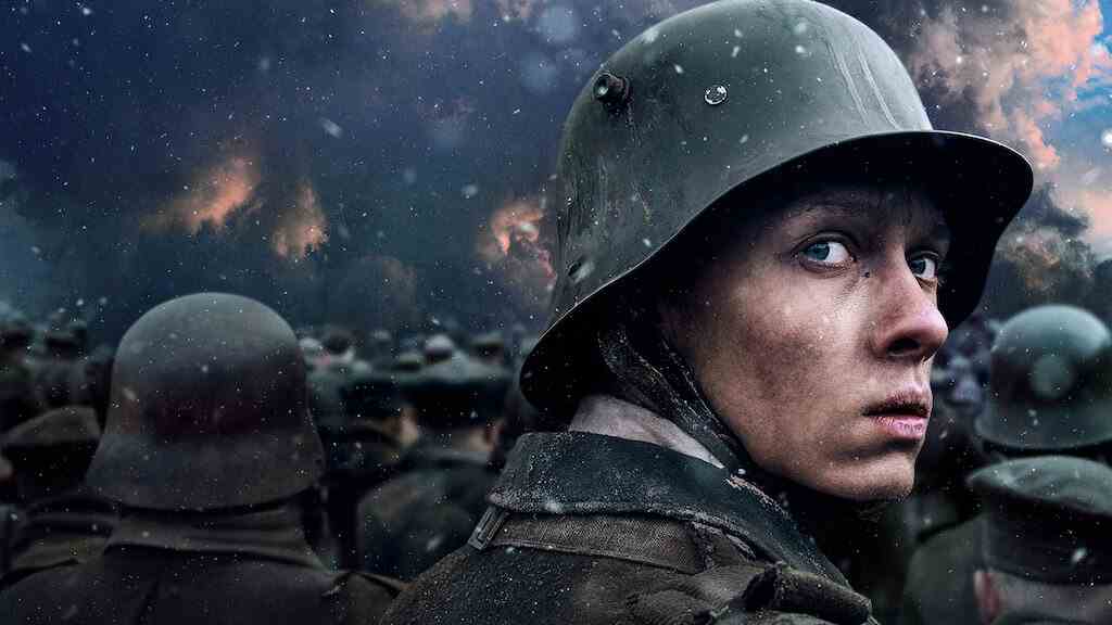 Netflix'in All Quiet on the Western Front filminde arkasına bakan bir askerin tanıtım görseli