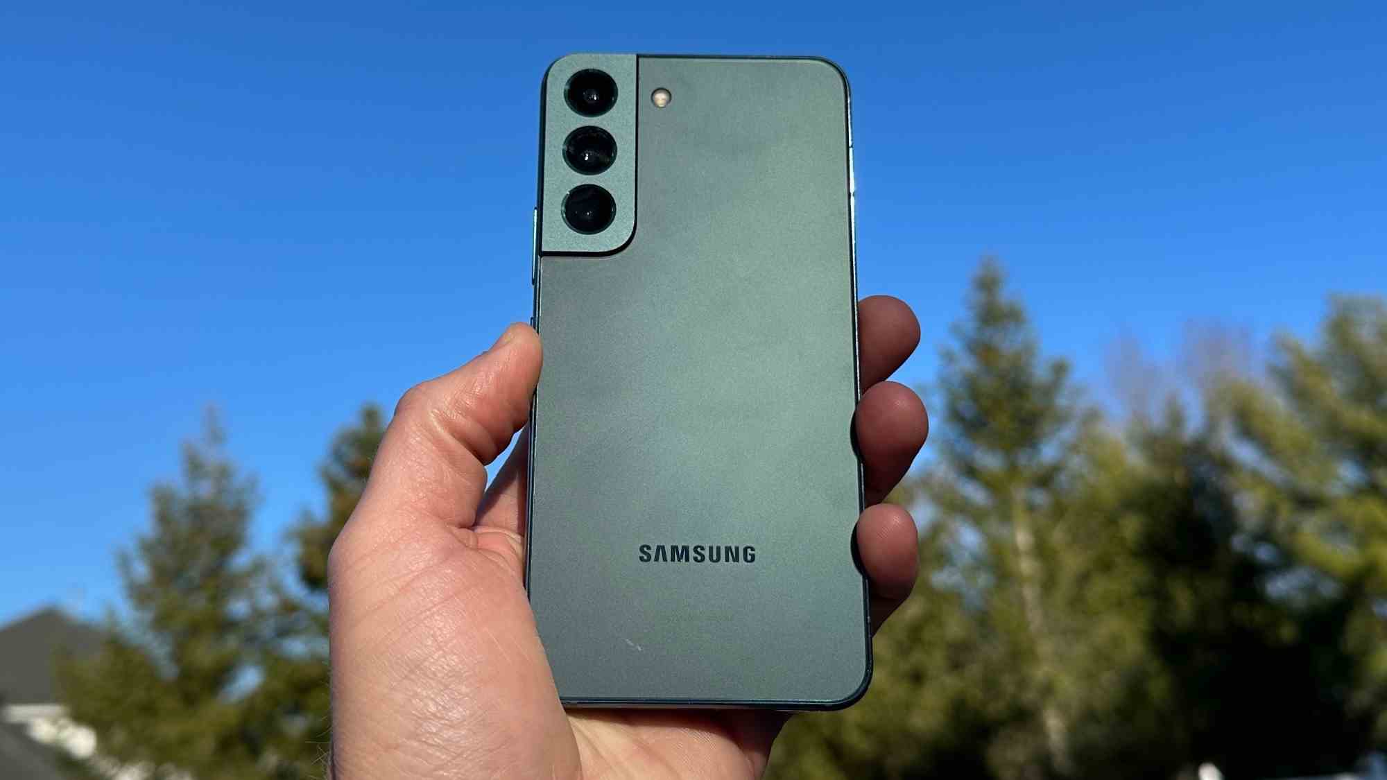 Samsung Galaxy S22 el sırtında