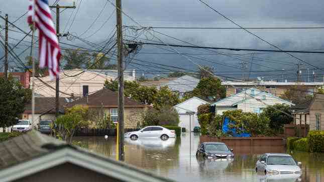 11 Mart 2023 Cumartesi, Watsonville, Kaliforniya'da arabalar kısmen sel sularına battı.
