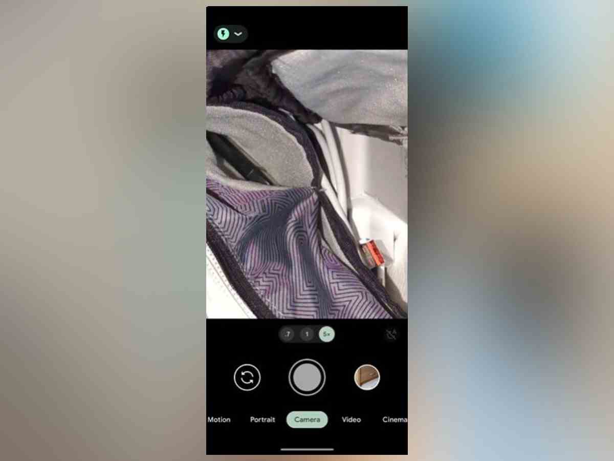 Hatayı gösteren ilk videodan bir anlık görüntü.  Düzenli!  - Bazı Pixel 7 telefonlar, bir aksaklık nedeniyle yakınlaştırılmış fotoğrafları kaydetmenize izin vermiyor