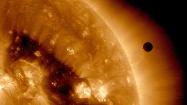 SDO uydusu tarafından sahte renkte görüldüğü gibi, 2012'de Venüs'ün güneş yüzünden geçişi (sağda).