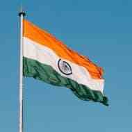 Rüzgarda çırpınan Hindistan bayrağı.