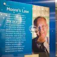 Intel'den Moore Yasasını açıklayan bir panel.