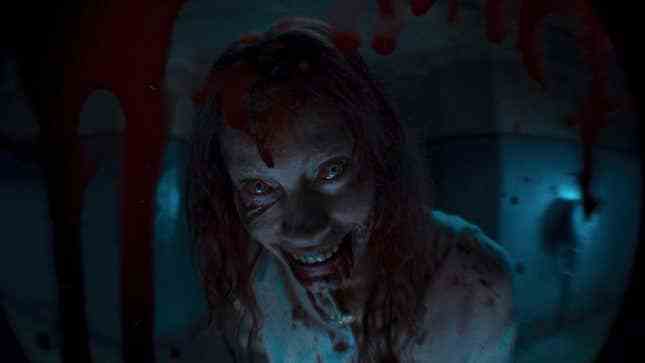 Alyssa Sutherland, Evil Dead Rise'da Ellie rolünde.