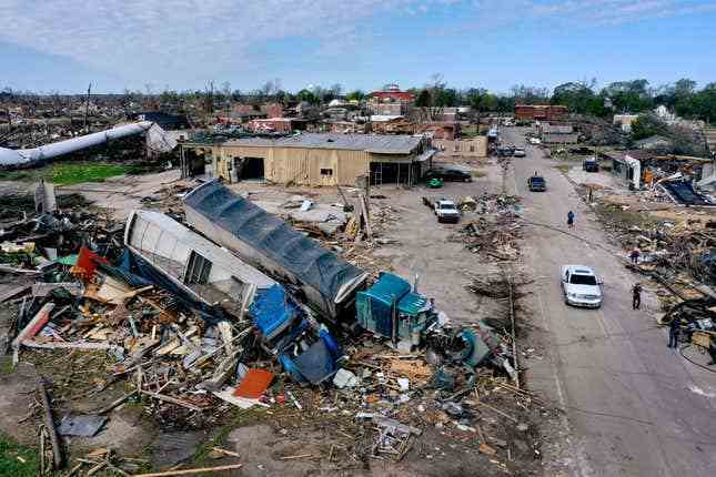 Havadan bakıldığında, 26 Mart 2023'te Rolling Fork, Mississippi'de Cuma günkü EF-4 kasırgasından önce evlerin durduğu yerde enkaz yığınları duruyor.
