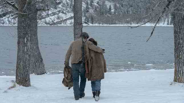 The Last of Us'ta Joel (Pedro Pascal) ve Ellie (Bella Ramsey) bir gölün yanında birlikte yürüyorlar.
