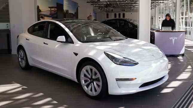 Tesla Model 3'ün galerideki fotoğrafı