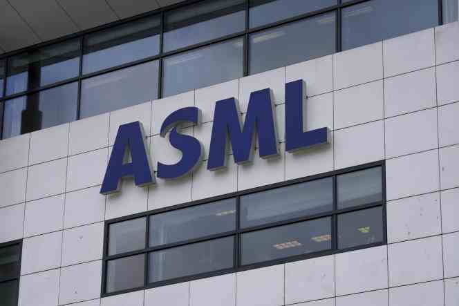 ASML grubu, yarı iletken tedarik zincirinde önemli bir stratejik oyuncudur: En gelişmiş çiplerin üretilmesini mümkün kılan EUV (Aşırı Ultraviyole) makinelerini üreten tek gruptur.