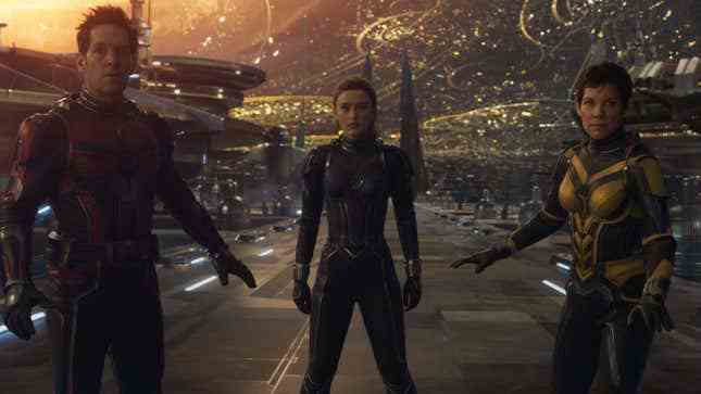 Ant-Man and the Wasp: Quantumania'da (LR) Paul Rudd, Kathryn Newton ve Evangeline Lily yer aldı ve 17 Şubat'ta karışık eleştirilerle açıldı.