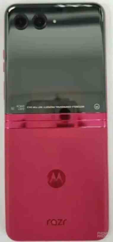 Motorola Razr 2023'ü gösterdiği iddia edilen canlı görüntü - Motorola Razr'ın (2023) olduğu iddia edilen canlı görüntüsü, renkli bir tasarım değişikliğini gösteriyor