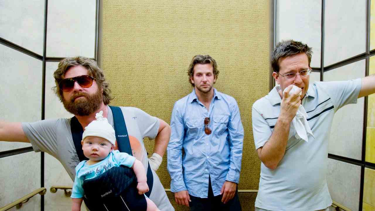 The Hangover'da asansörde Alan rolünde Zach Galifianakis (bebeği tutan), Phil rolünde Bradley Cooper ve Stu rolünde Ed Helms