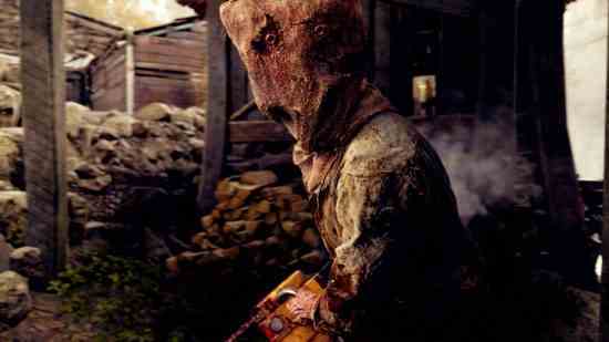 Resident Evil 4 incelemesi: Capcom korku oyunu Resident Evil 4 Remake'de kafasında bir çanta ve elektrikli testere olan canavarca bir adam