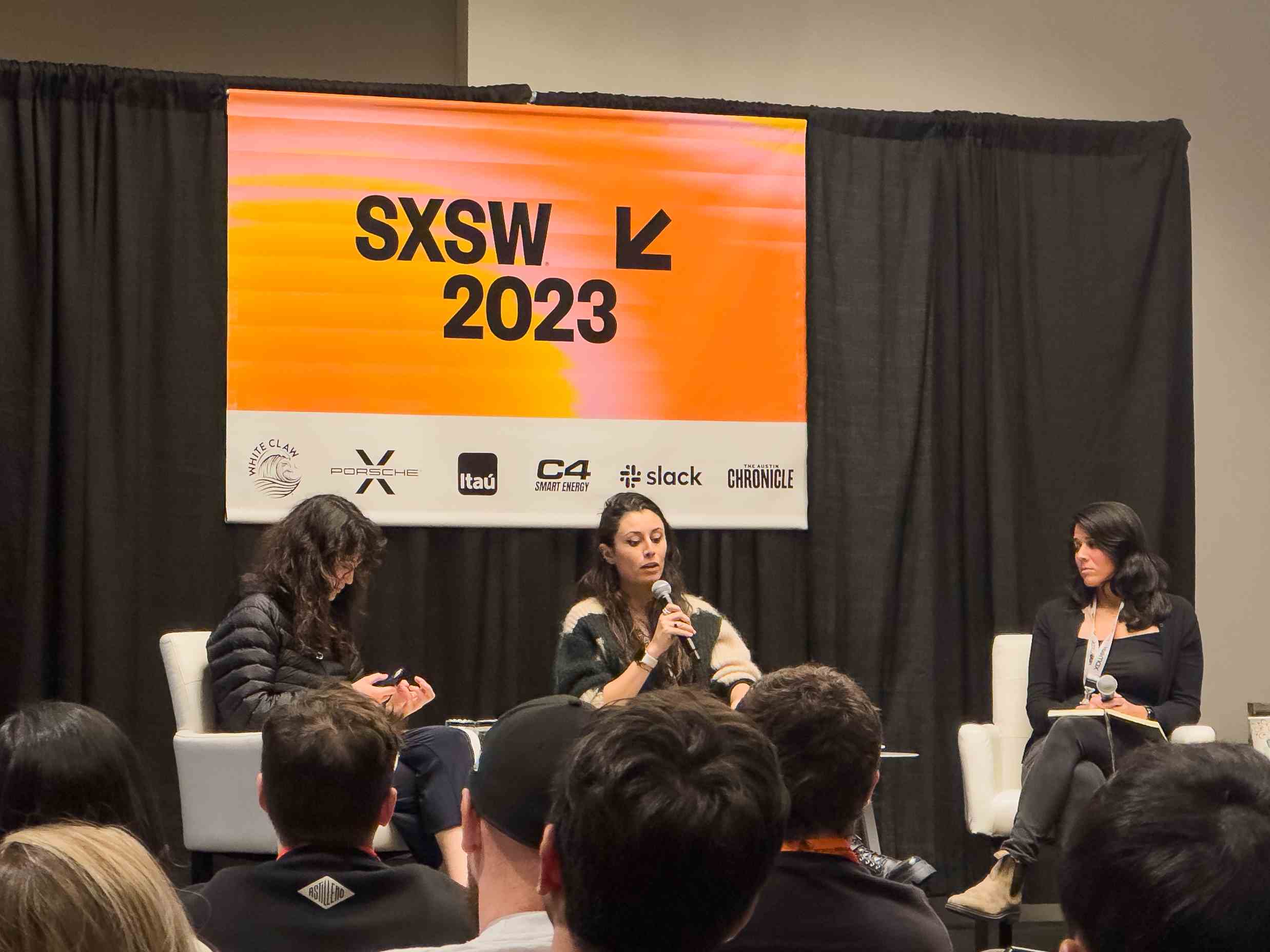 SXSW 2023 Celine Halioua ve Laura Deming bir panelde konuşuyor