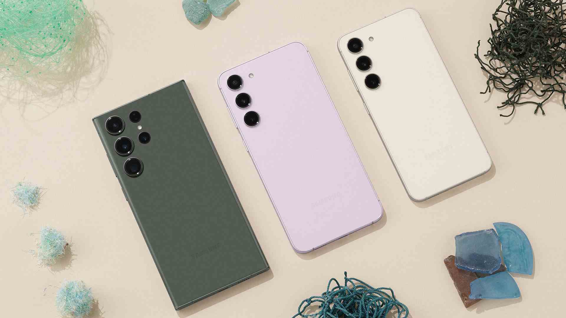Samsung Galaxy S23 serisi, krem ​​rengi bir masanın üzerinde yüzüstü yatarken