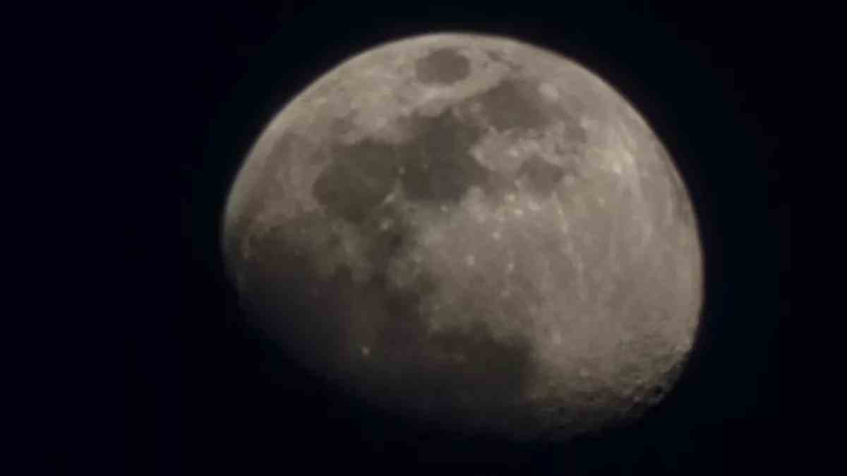 Samsung Galaxy S23 telefonla çekilmiş bir ay fotoğrafı
