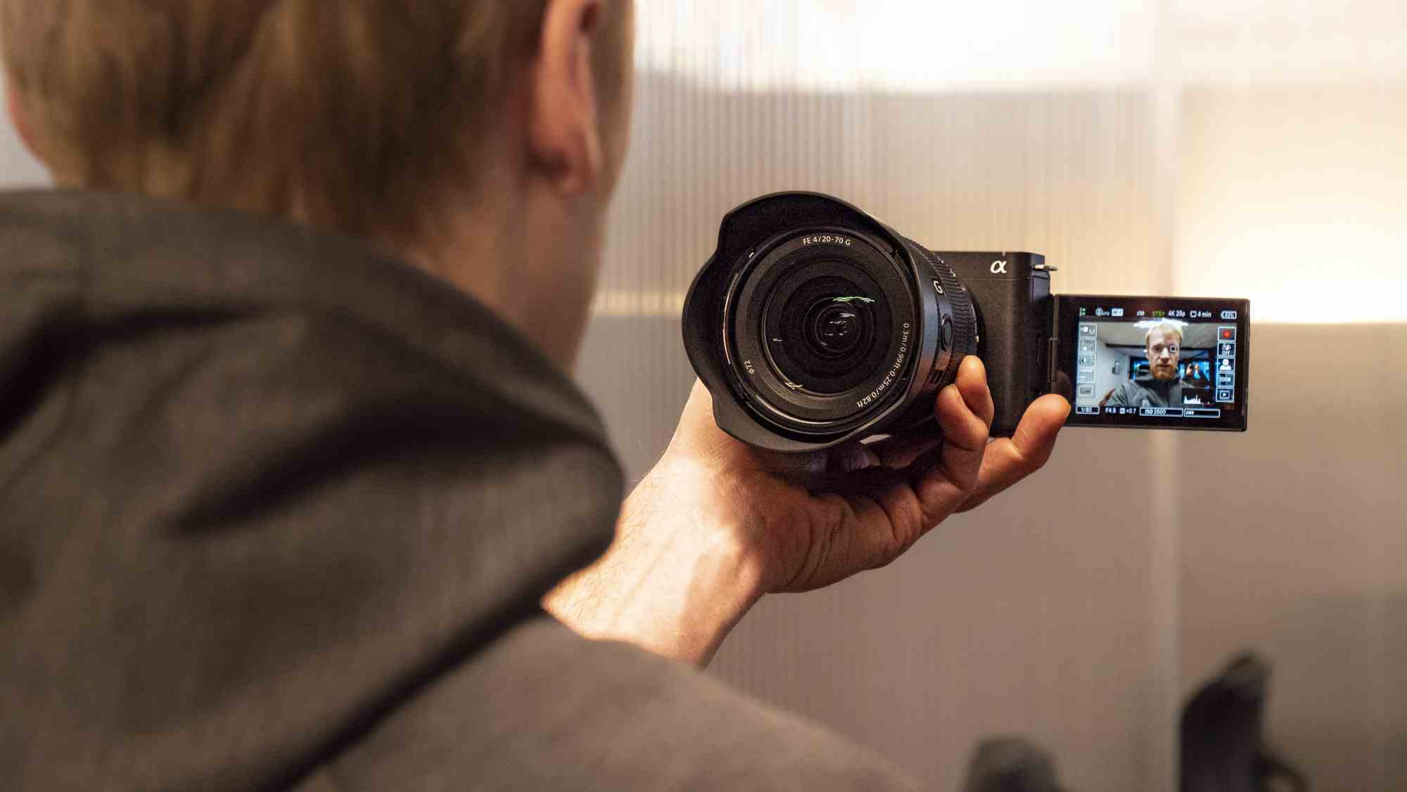 Sony ZV-E1 kamerayı tutan bir el