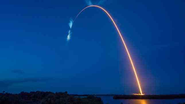 Dragon kapsülünü taşıyan SpaceX Falcon 9 roketi, 14 Temmuz 2022'de NASA'nın Florida'daki Kennedy Uzay Merkezi'ndeki Fırlatma Kompleksi 39A'dan kalkıyor, 