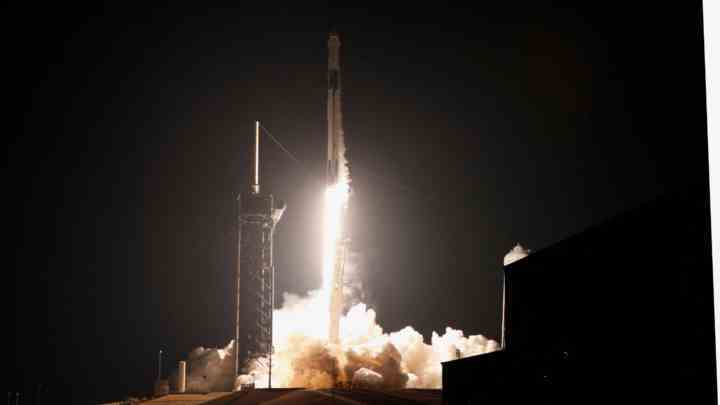 SpaceX kapsülü, en son dört kişilik mürettebatı Uluslararası Uzay İstasyonuna teslim ediyor