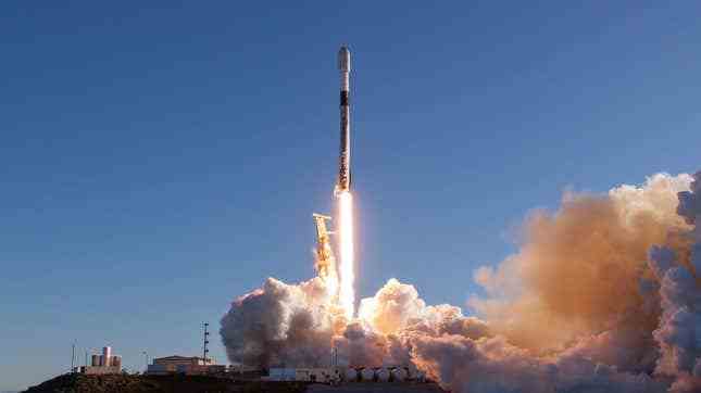 Starlinks'i yörüngeye fırlatan bir Falcon 9 roketi, 31 Ocak 2023.