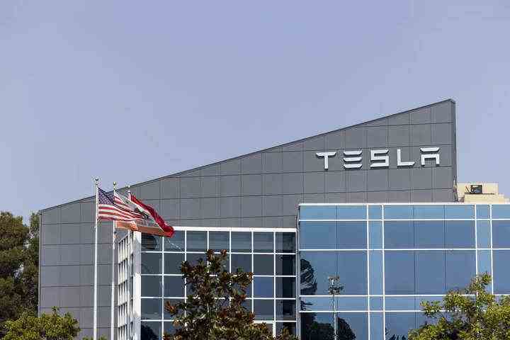 Tesla, üretim maliyetlerini yarıya indirmeyi planlıyor, uygun fiyatlı araba şov yok