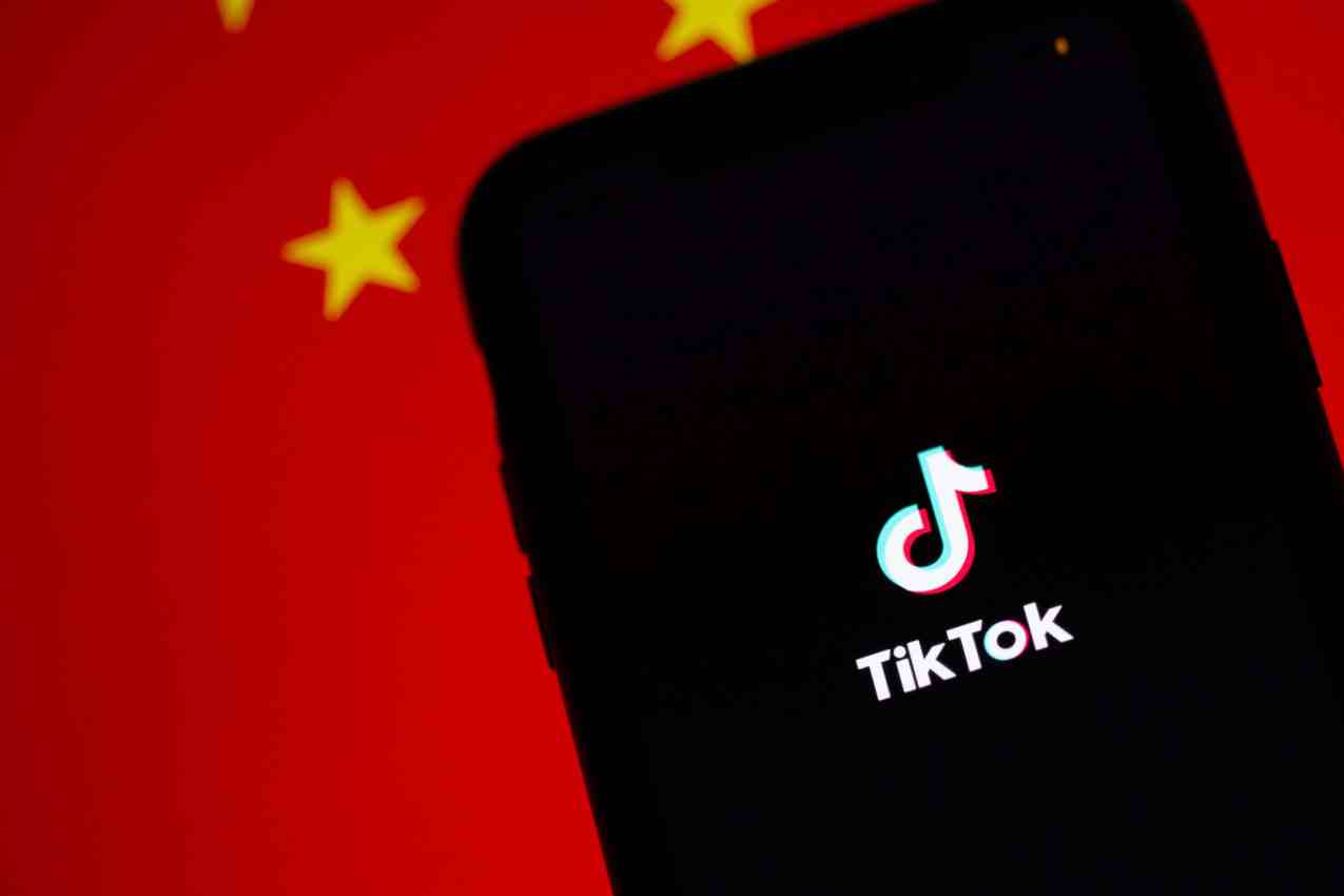 Bir Çin bayrağının önünde TikTok uygulaması.