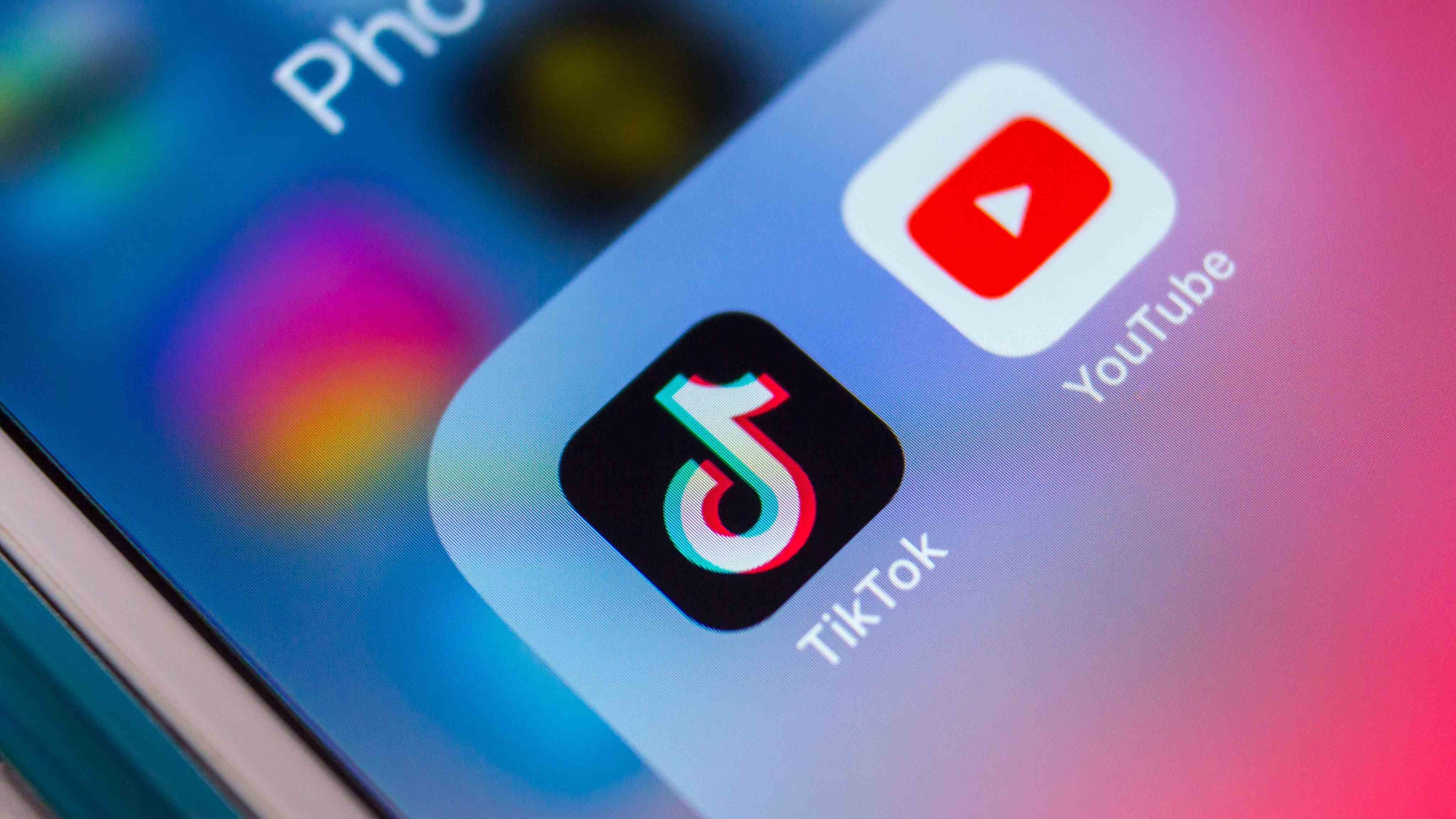 TikTok ve YouTube uygulamaları bir iPhone'da yan yana