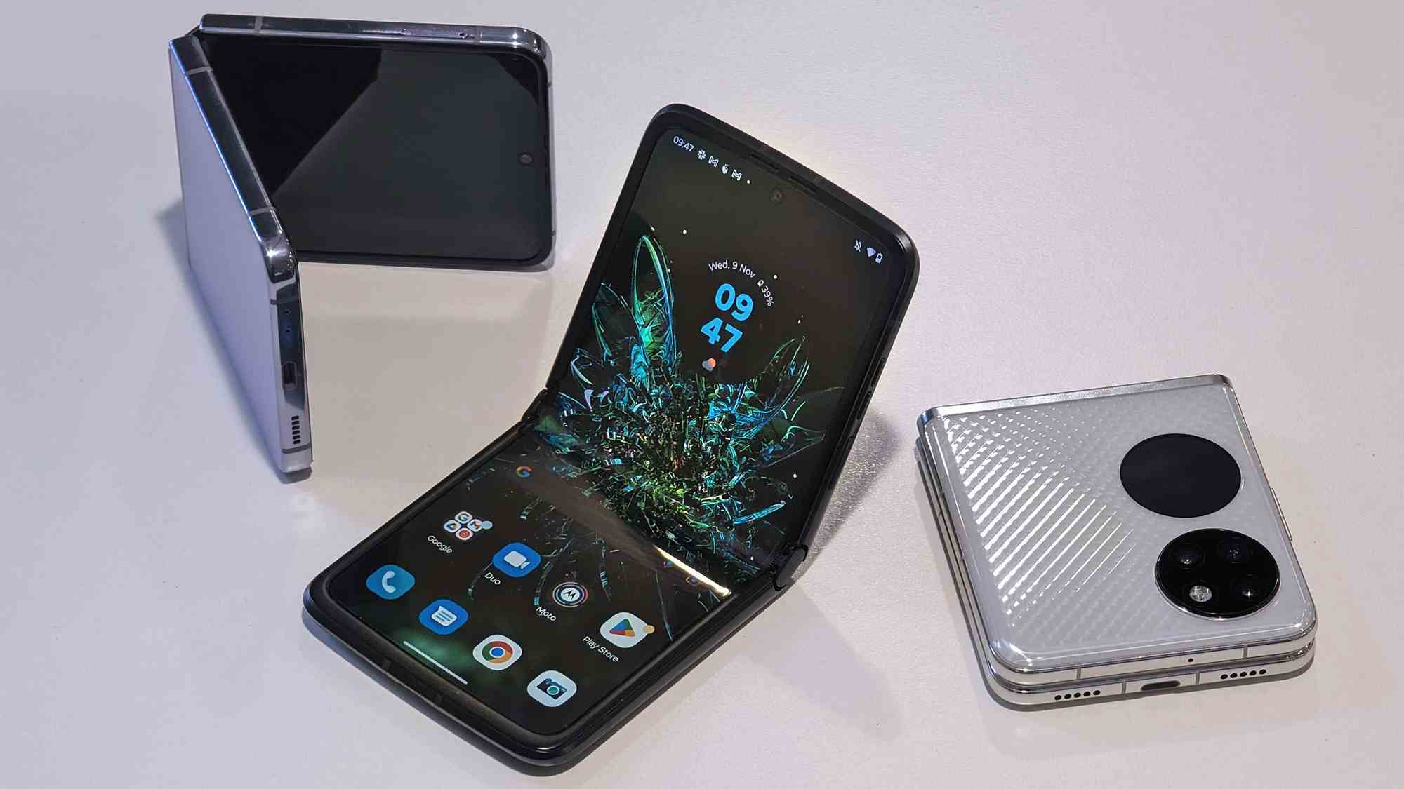 Motorola Razr 2022 incelemesi Huawei P50 Pocket Samsung Galaxy Z Flip 4 düzenlendi