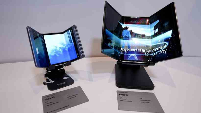 Üçe katlanan ekranı sergileyen iki Samsung Flex G ekranı