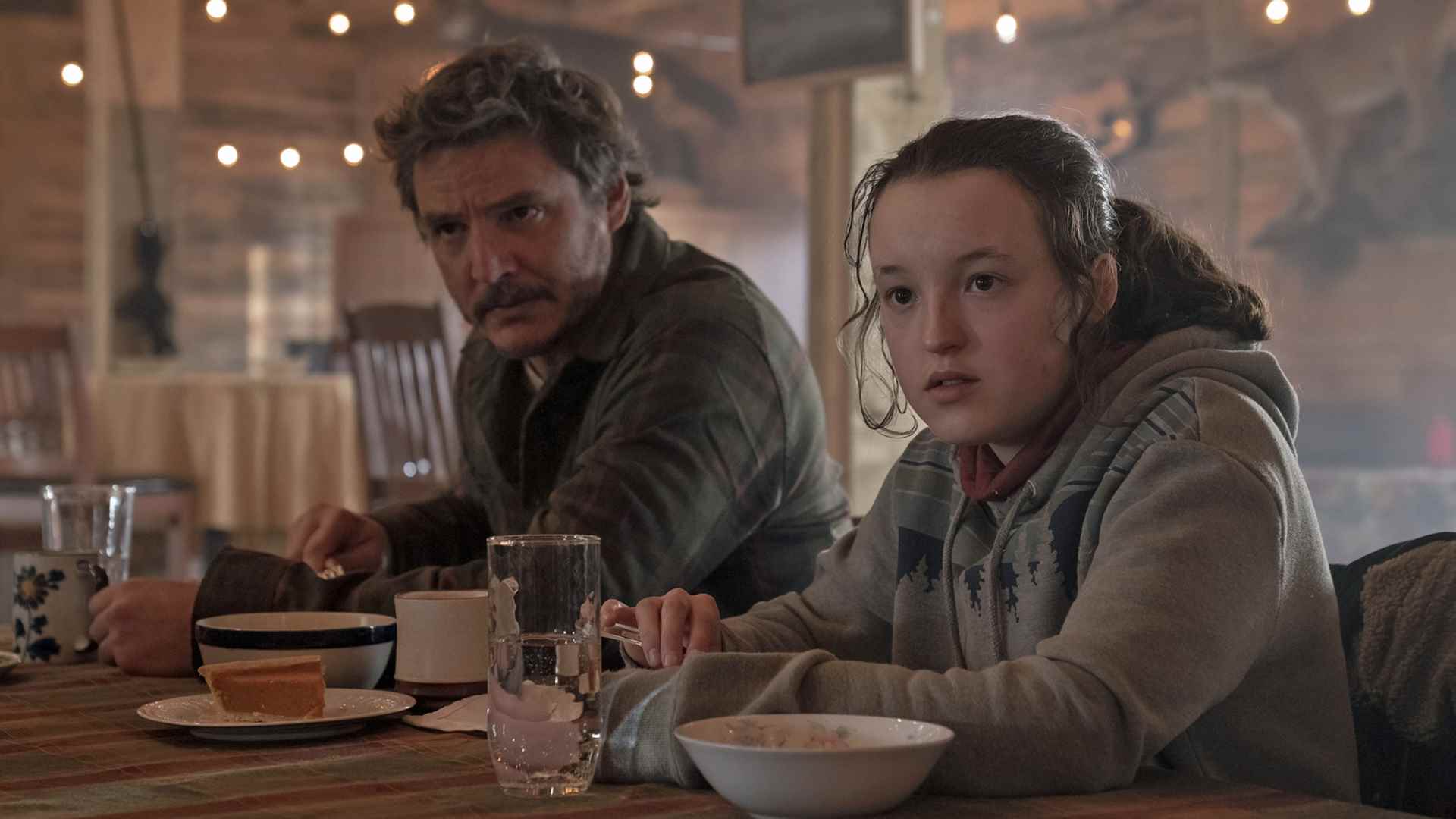 Ellie ve Joel, The Last of Us 6. bölümde kamera dışından birine bakıyor