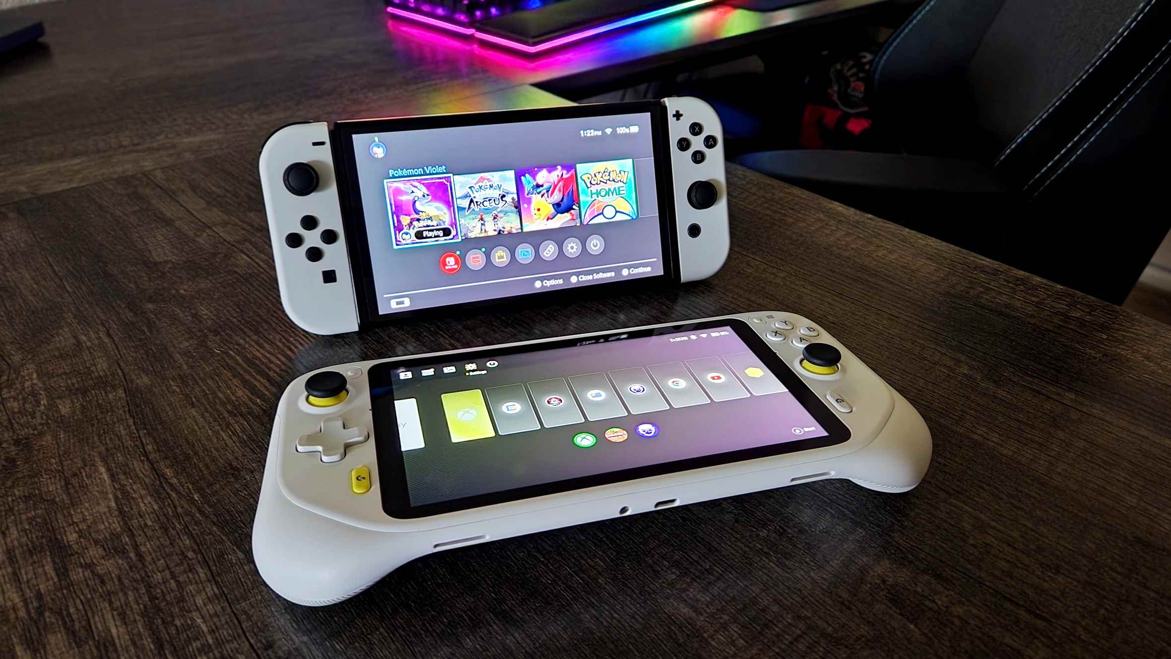 Masanın üzerinde duran Logitech G Cloud ve arkasında Nintendo Switch OLED.