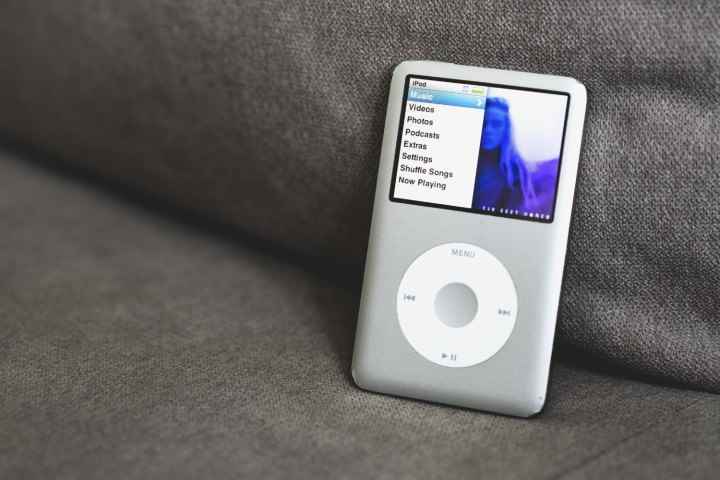 Kanepede duran bir Apple iPod.