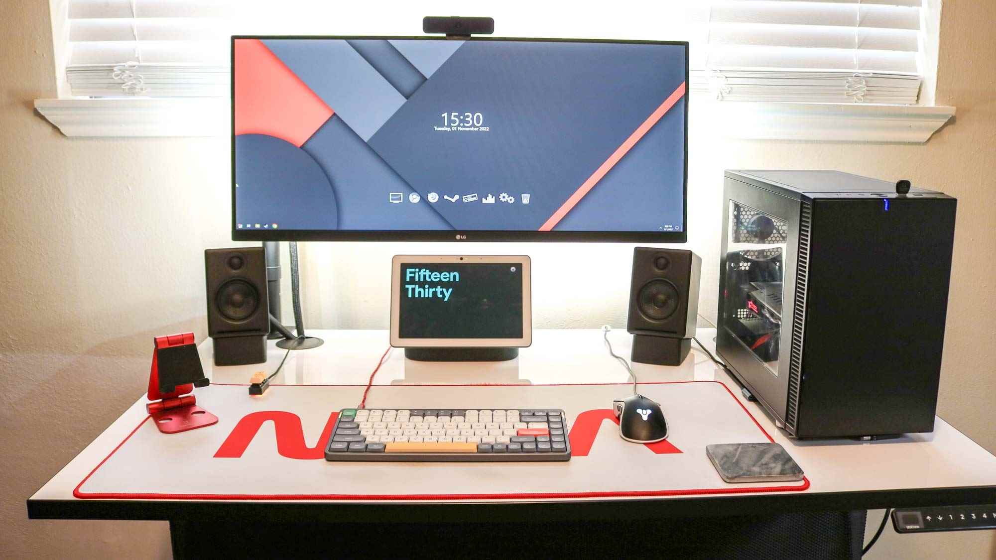 Bir masa matı olan bir bilgisayar masasının resmi