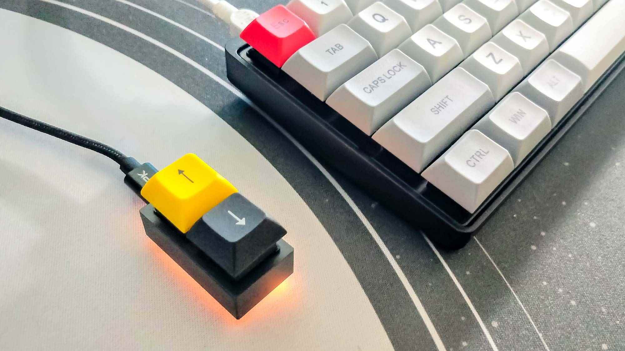 Mekanik klavyenin yanında bir makro pedi