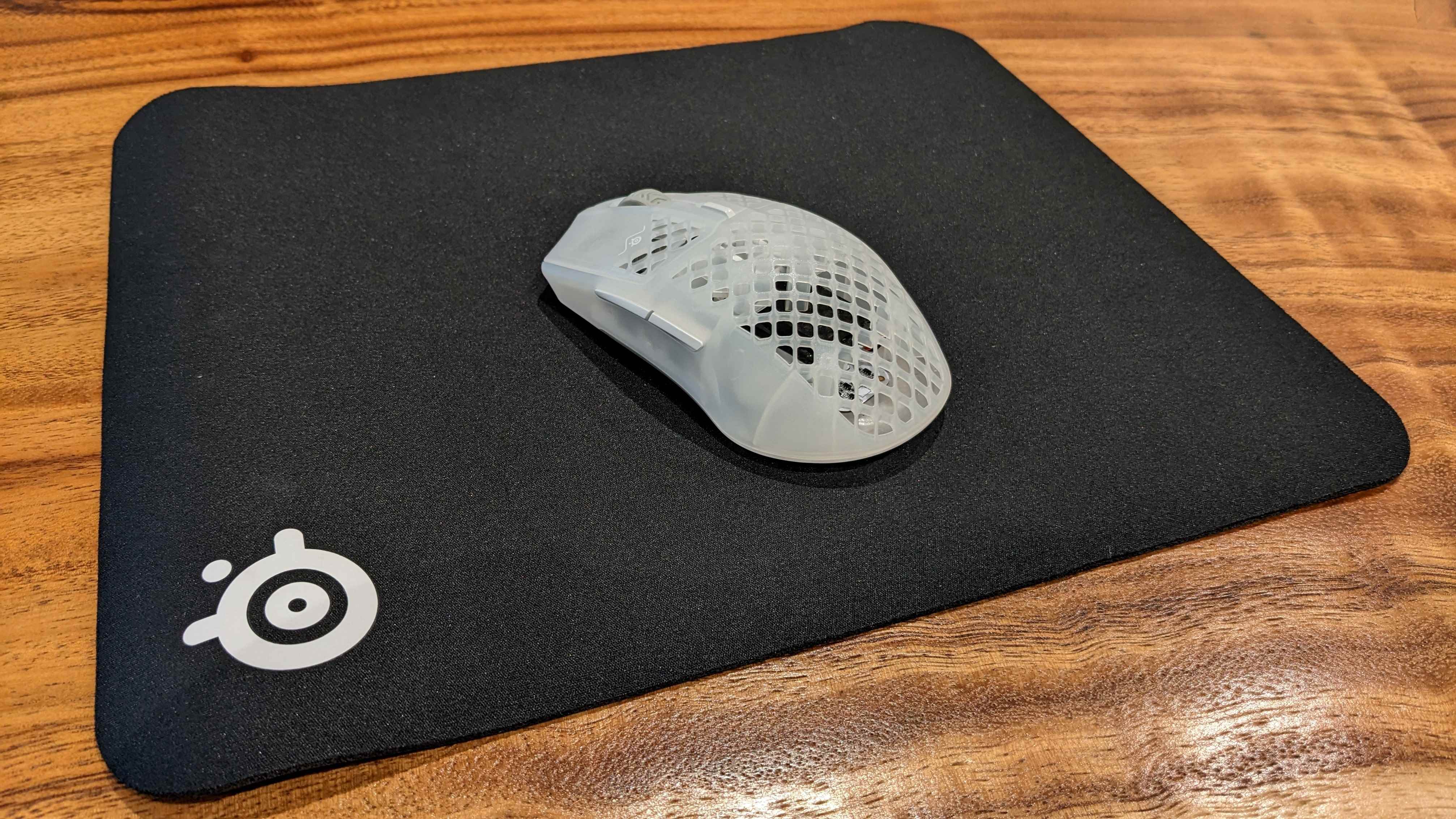 SteelSeries oyun mouse pad'inin resmi