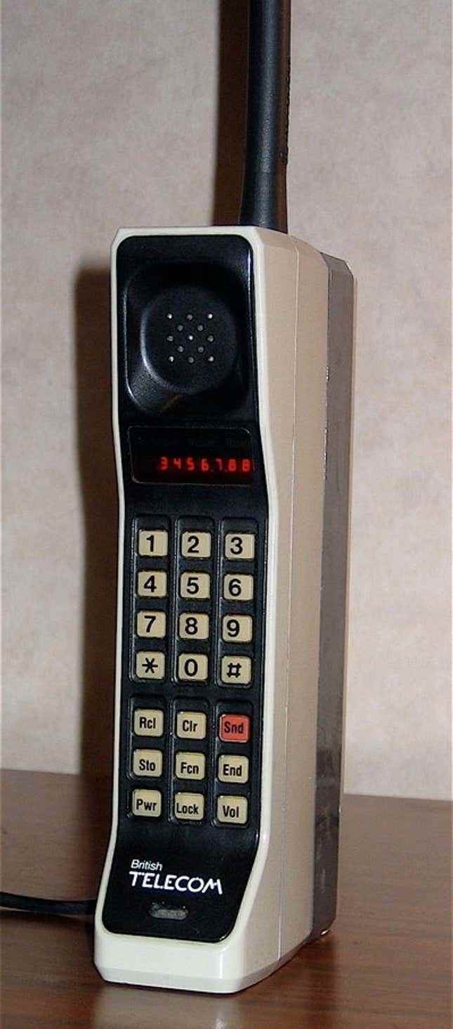 Motorola'dan Martin Cooper tarafından geliştirilen ilk cep telefonu olan DynaTAC 8000X'in fotoğrafı.