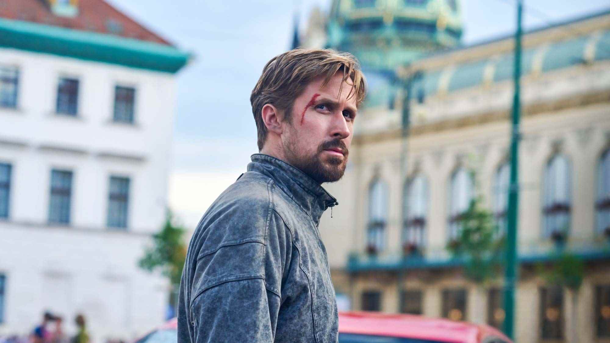Gri Adam'daki Sierra Six/Court Gentry rolündeki Ryan Gosling, yaralı ve kanlar içinde