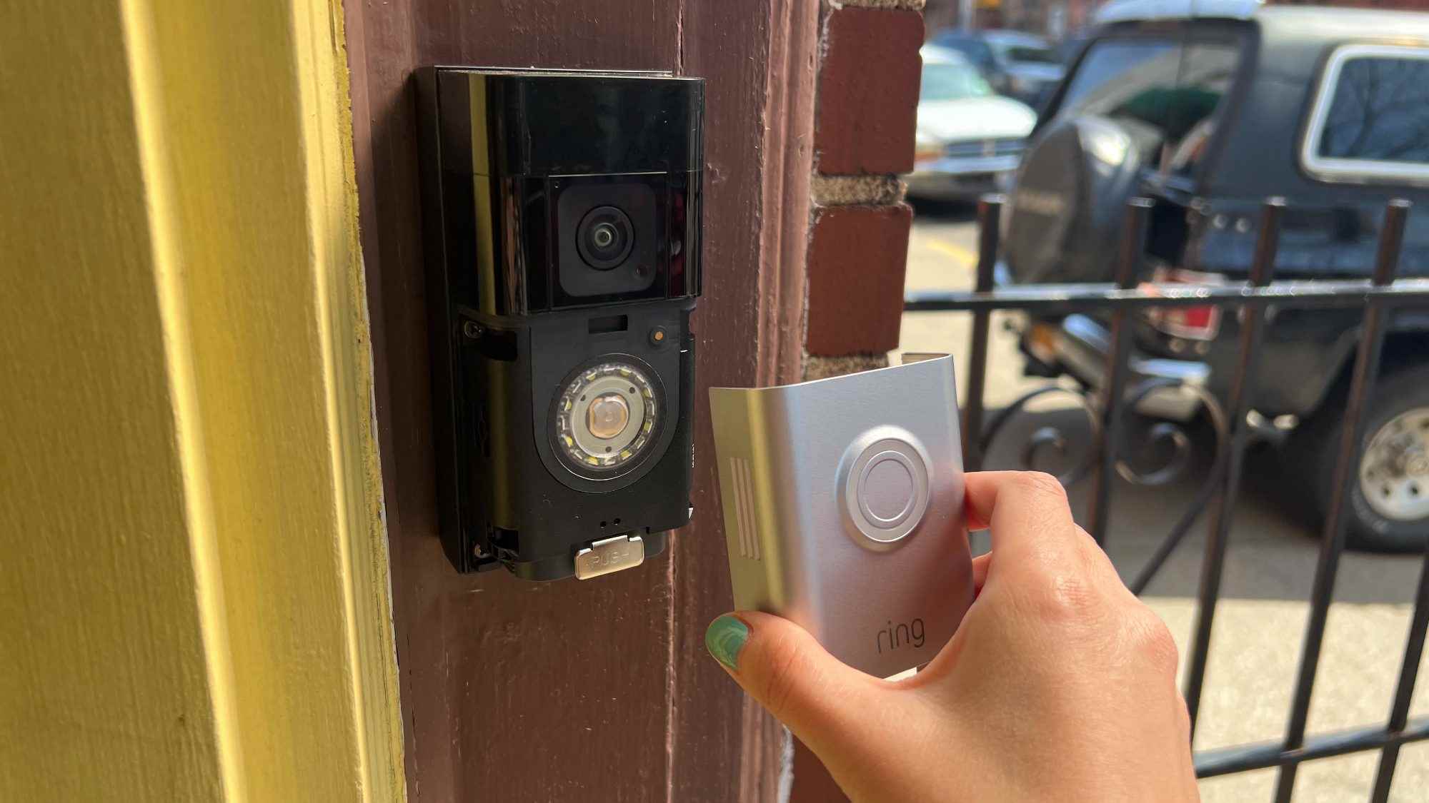 Ring Battery Doorbell Plus'tan gümüş kapağın çıkarılması