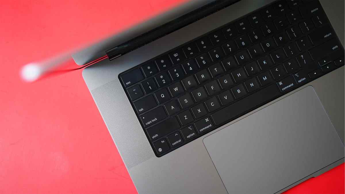 16 inç MacBook Pro'nun klavyesinin yakın çekim görüntüsü.