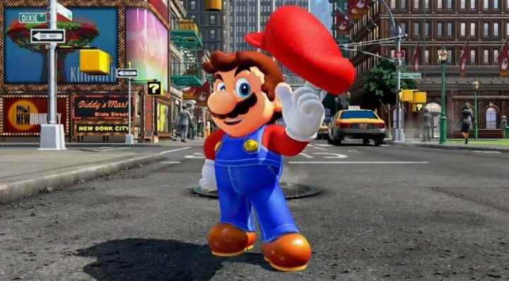 Mario, Super Mario Odyssey'de New Donk City'nin önünde şapkasını döndürüyor.