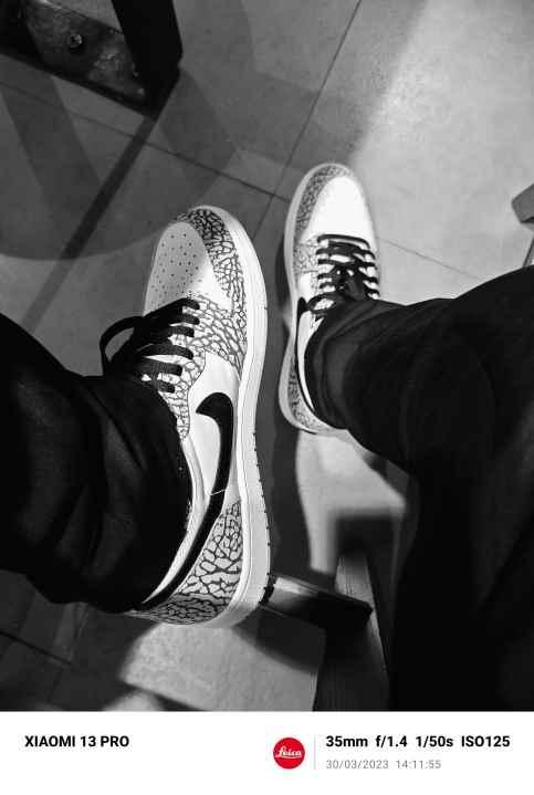 Siyah beyaz ayakkabılar.