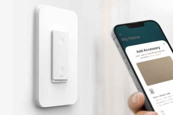 Wemo Smart Dimmer, kurulum sürecini başlatan telefonun yanına duvara takılır.