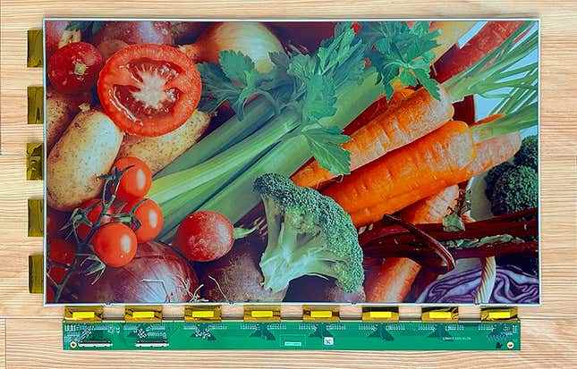 Meyve ve sebzelerin renkli bir görüntüsünü gösteren E Ink'in Spectra 6 e-kağıt panelinin bir örneği.