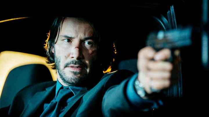 Keanu Reeves, John Wick'e silah doğrultuyor.