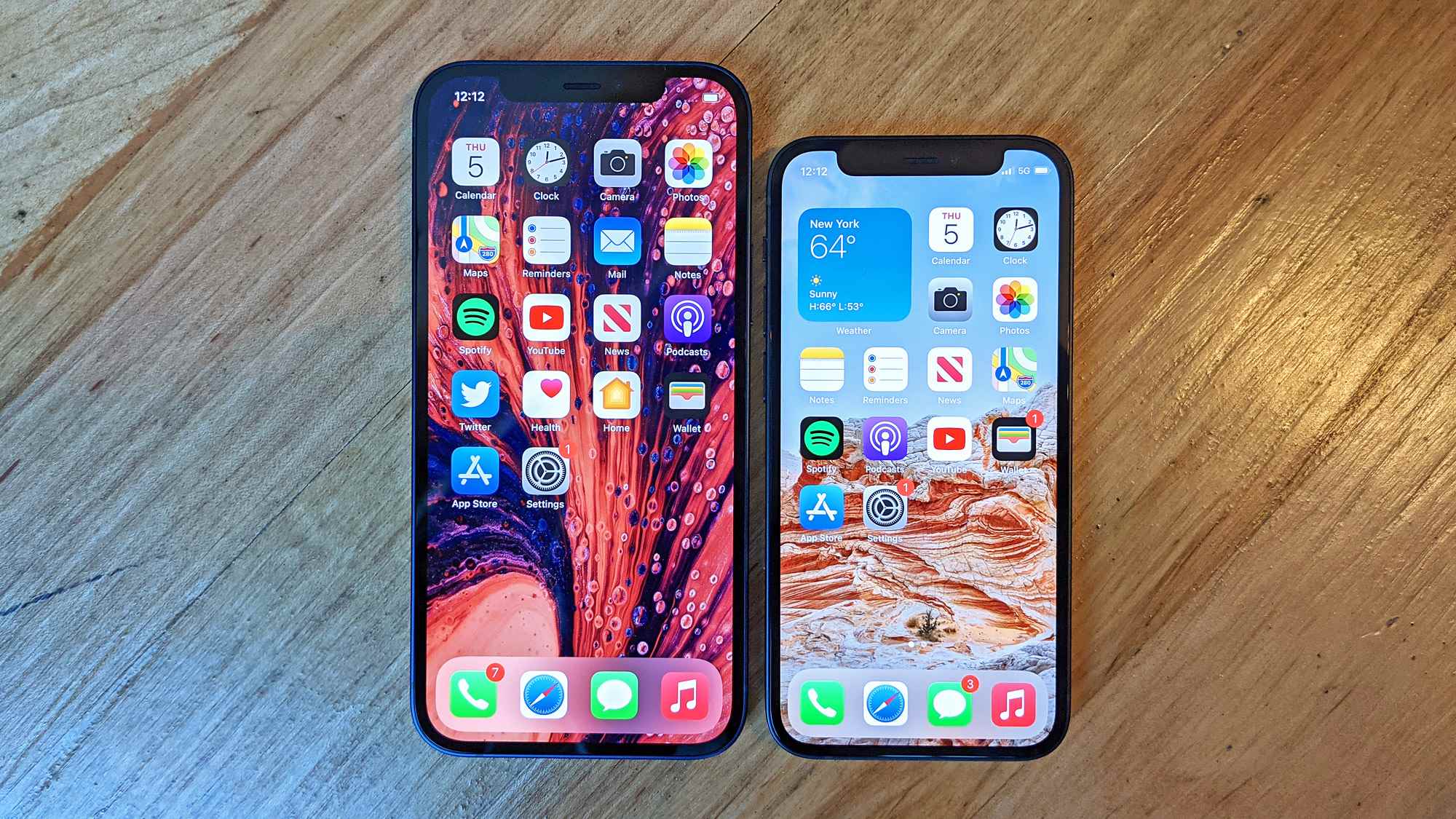 Bir masada yan yana bir iPhone 12 mini ve bir iPhone 12