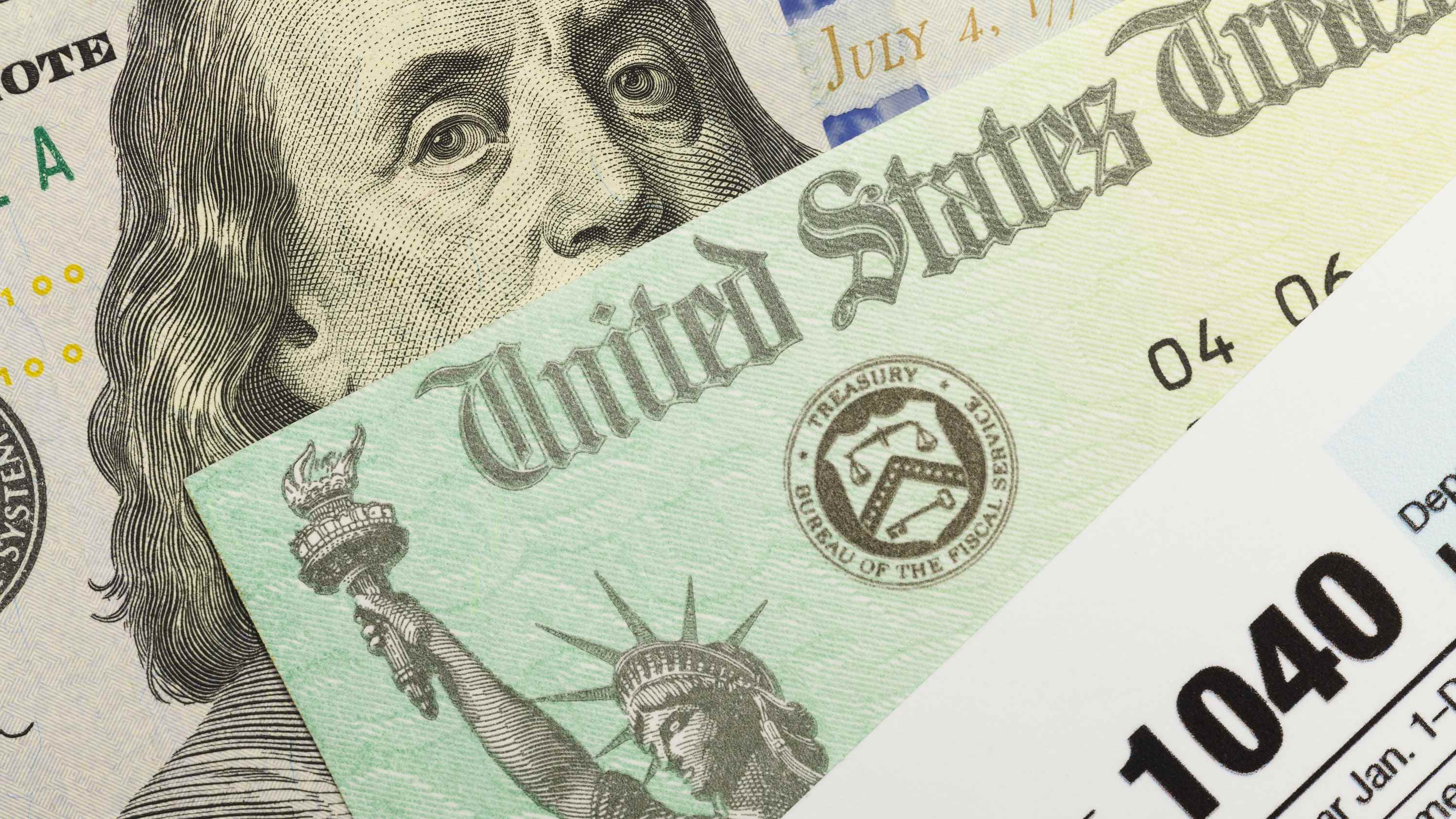 1040 formunu, ABD hazinesinden bir çeki ve yüz dolarlık banknotu gösteren bir resim