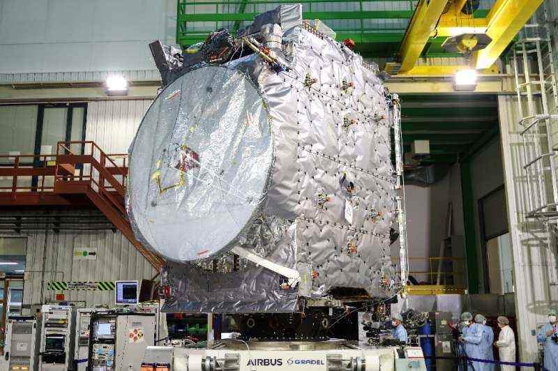 Mürettebatsız, altı tonluk uzay aracı JUICE, fırlatılmak üzere Kourou'ya gönderilmeden önce bu yılın başlarında resmedildi.