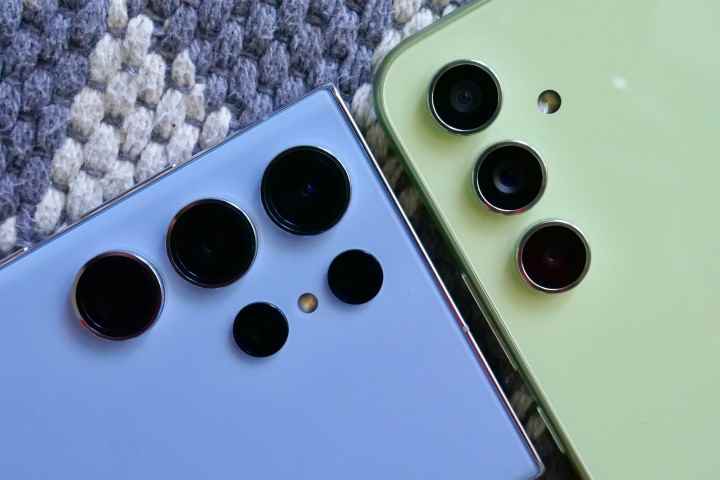 Galaxy A54 ve Galaxy S23 Ultra'nın kamera modülleri.