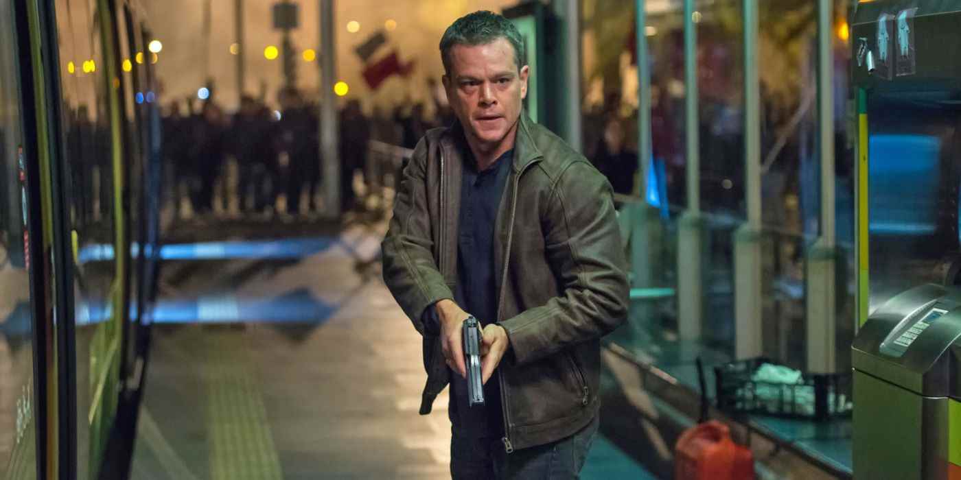 Jason Bourne elinde silahla yürüyor